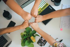 Le préfixe "co-" de coworking signifie "avec" ou "ensemble". | Photo de Antonio Janeski sur Unsplash